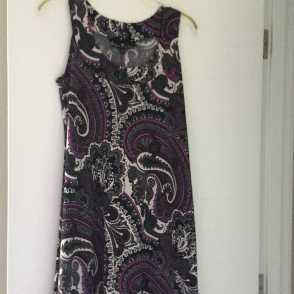 Sleeveless Purple Paisley Maxi Dress with Scoop Neck - Picture 5 of 8